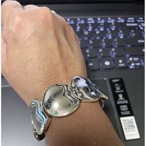 025-021 Vintage Textured Silver Tone Metal Stretch Bracelet Beautiful Jewelry‎